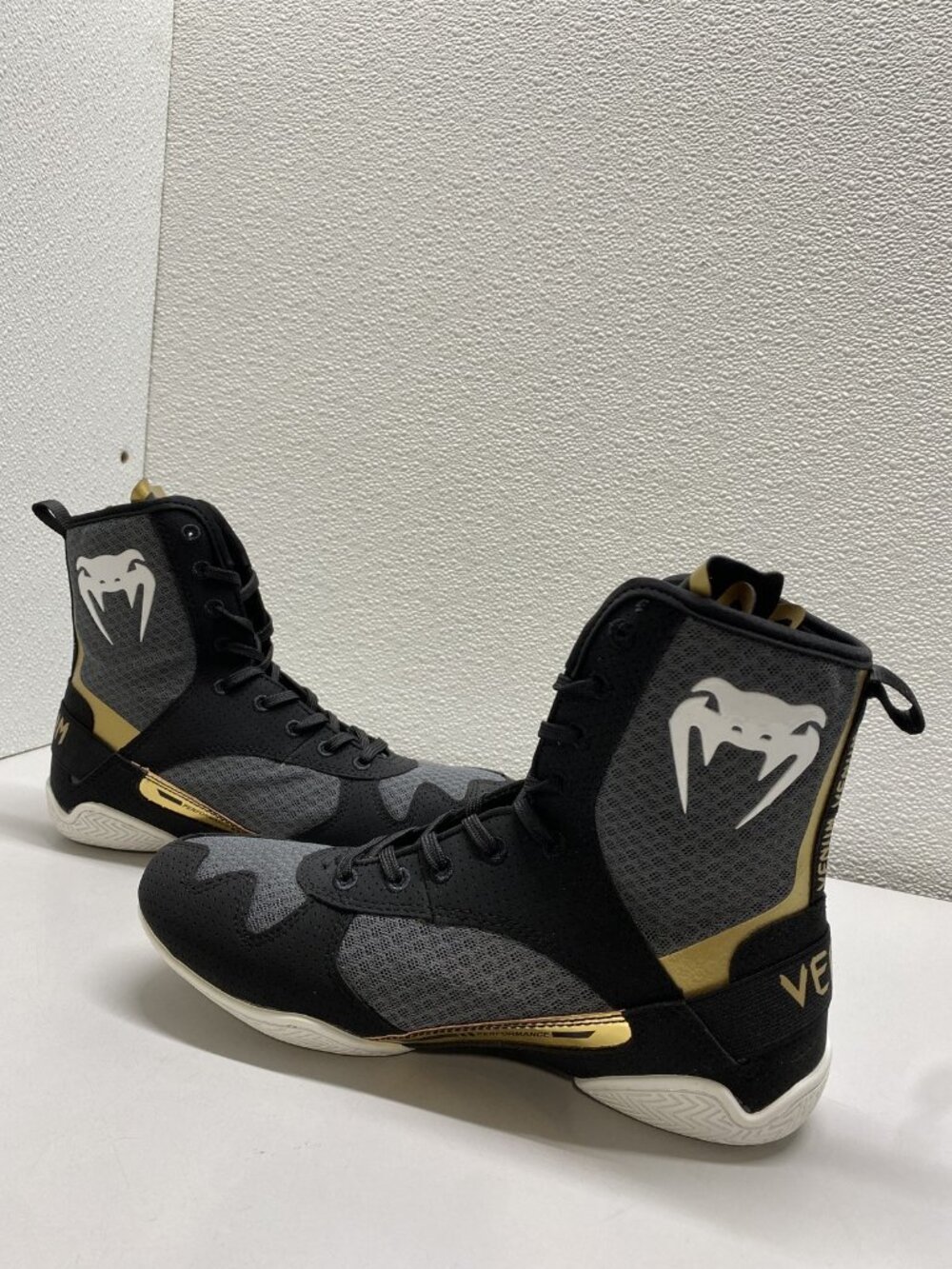 Venum Mens Elite Knit Boxing Shoes Size 8.5 Black, White, Gold